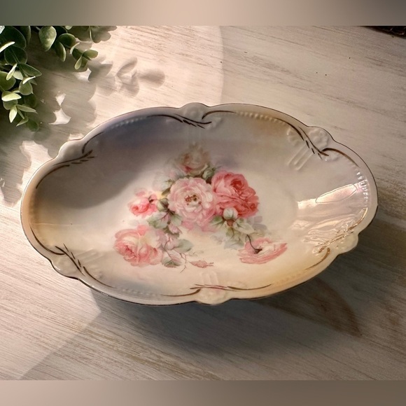 SHUMANN BAVARIA, VINTAGE OVAL DISH. IRIDESCENT ROSE PATTERN WITH GOLD TRIM. - Picture 1 of 7